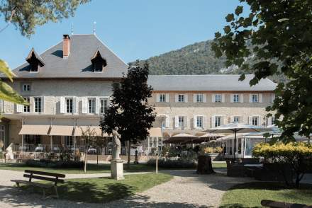 Chateau des comtes de Challes · extérieur · Hôtel Challes-les-Eaux