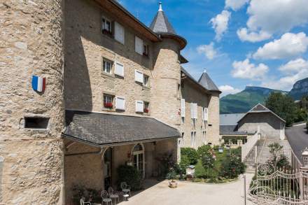 Chateau des comtes de Challes · extérieur · Hôtel Challes-les-Eaux